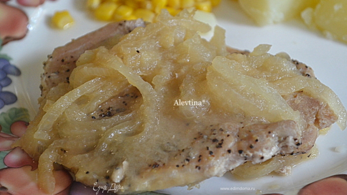 Свиные котлеты с яблочным пюре и хреном