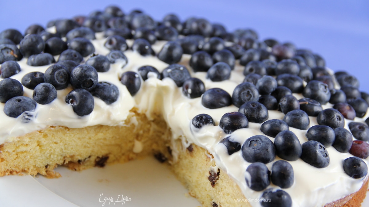Пирог с творожно-маскарпоновым кремом и черникой