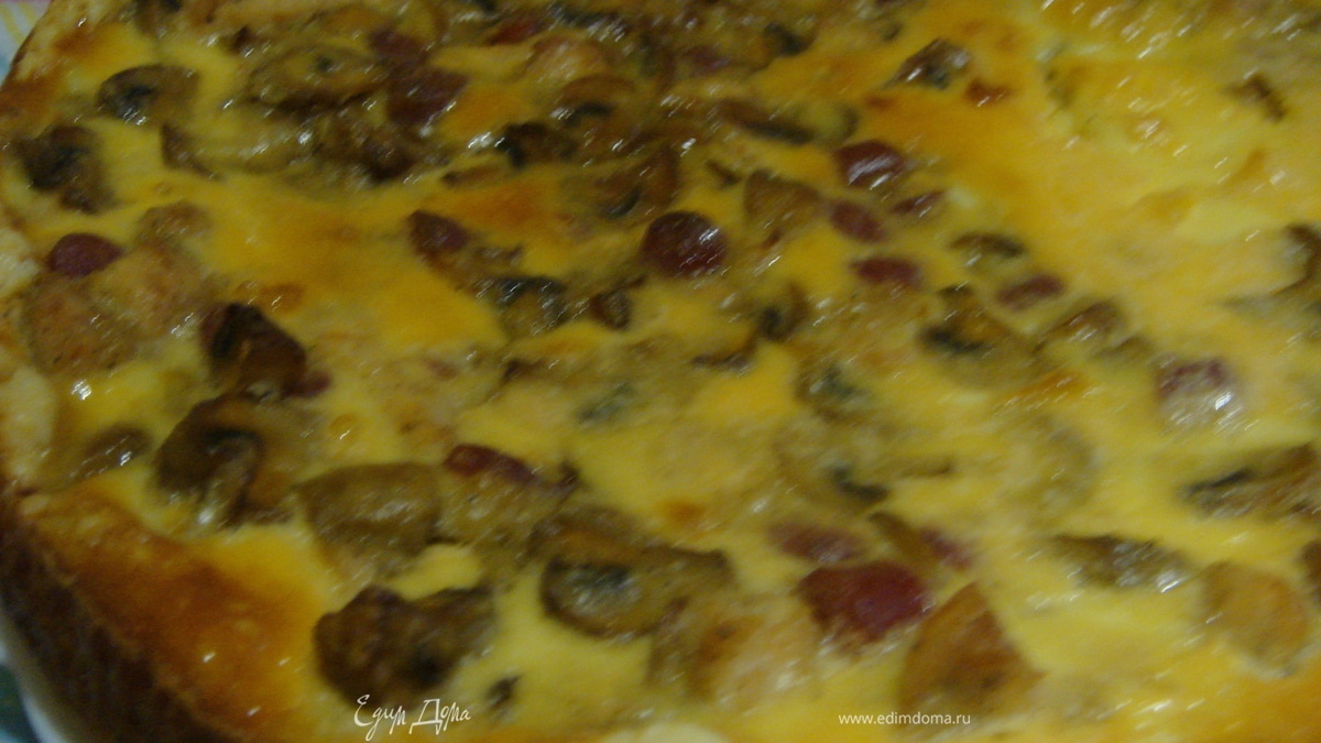 Пирог с шампиньонами и копчеными колбасками