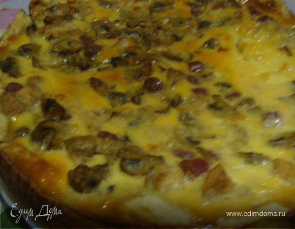 Пирог с шампиньонами и копчеными колбасками