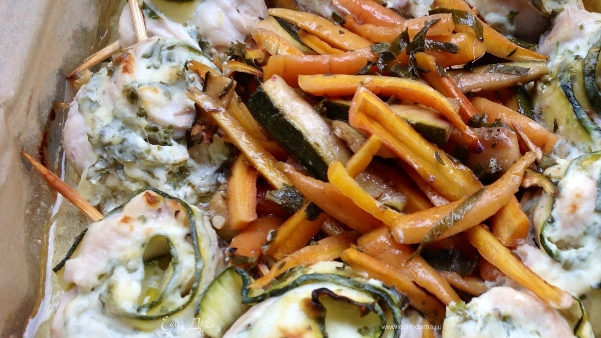 Куриные творожные рулетики с цукини, запеченные с маринованной молодой морковью