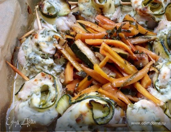 Куриные творожные рулетики с цукини, запеченные с маринованной молодой морковью