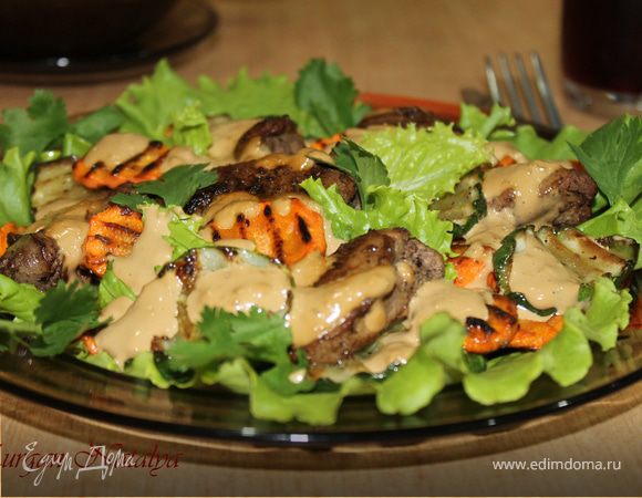 Теплый салат с жареными огурцами и куриной печенью Теплый салат с жареными огурцами и куриной печенью