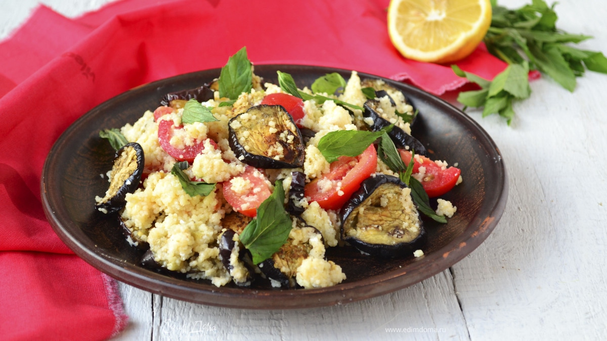 Салат по-гречески с печеными баклажанами и кус-кусом