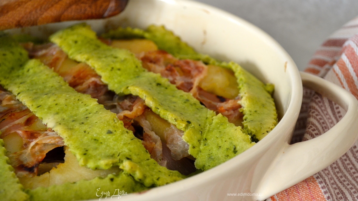 Запеканка из свинины и зеленых яблок