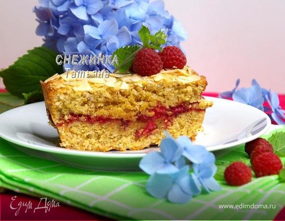 Ароматный миндальный кекс с малиной