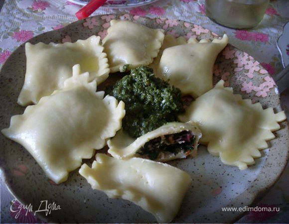 Равиоли с листьями свеклы и мягким козьим сыром с вялеными помидорами