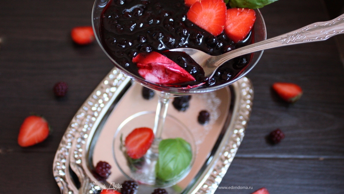 Панна котта из маскарпоне с черничным соусом