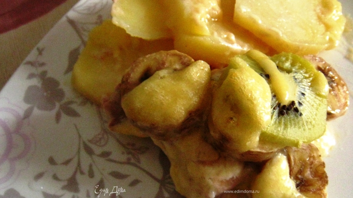 Отбивное мясо под фруктами