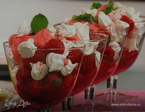 Малиново-мятный десерт с кардамоновой меренгой и малиновым сорбе