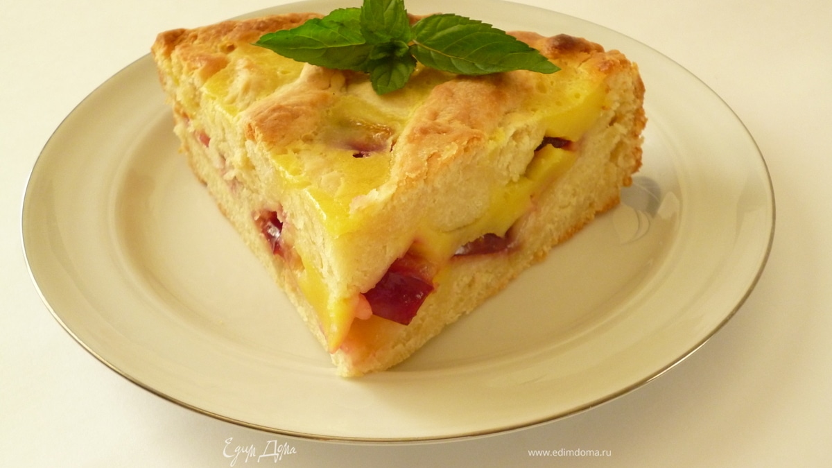 Творожный сливовый пирог