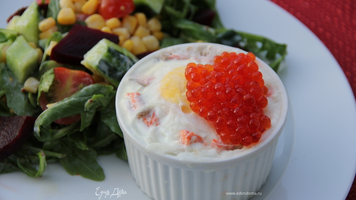 Филе лосося с яйцом-пашот и красной икрой 