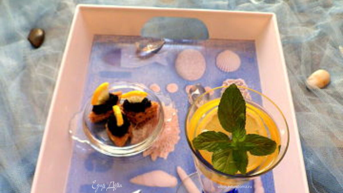 Канапешки из черного хлеба с черной икрой и лимонно-мятным напитком