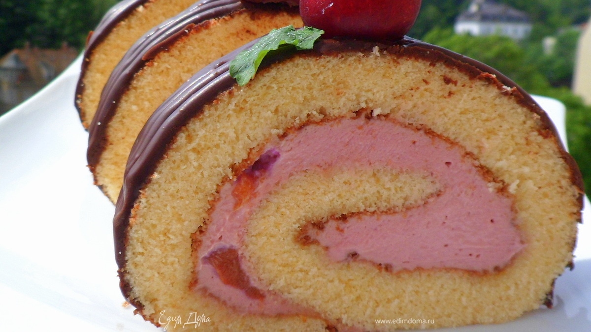 Рулет с вишнево-сливочным кремом и шоколадом