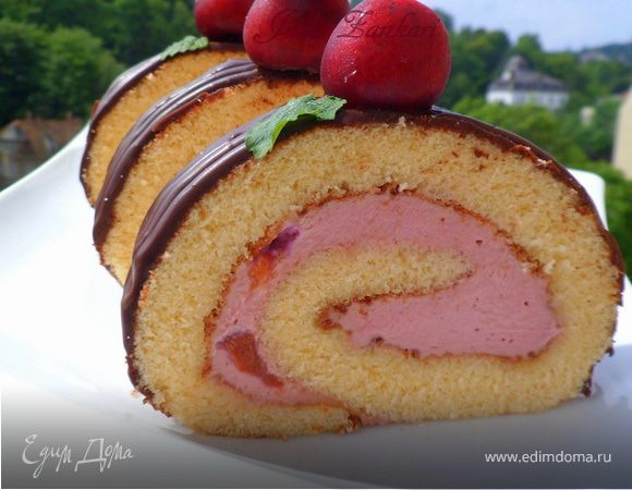 Рулет с вишнево-сливочным кремом и шоколадом Рулет с вишнево-сливочным кремом и шоколадом