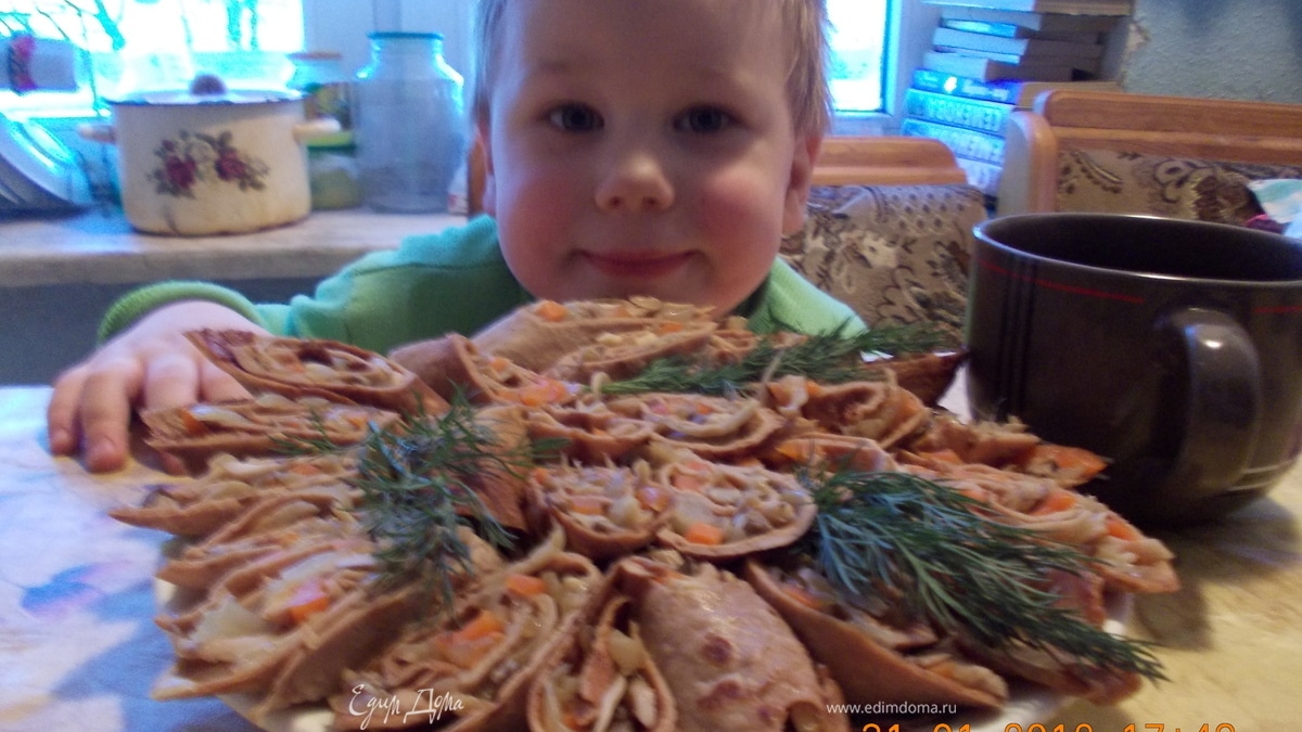 Рулетики из печеночных блинчиков с грибами