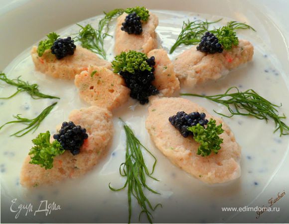 Рыбные клецки в йогуртовом соусе с икрой Рыбные клецки в йогуртовом соусе с икрой