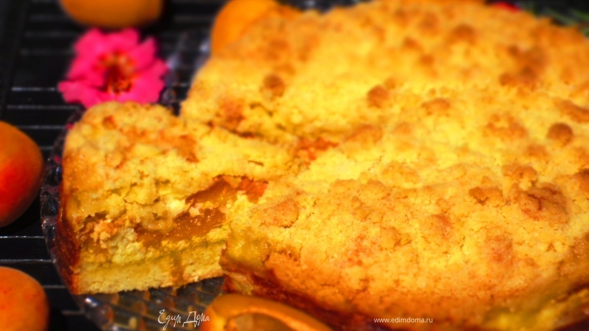 Обсыпной абрикосовый пирог с творожно-миндальной начинкой