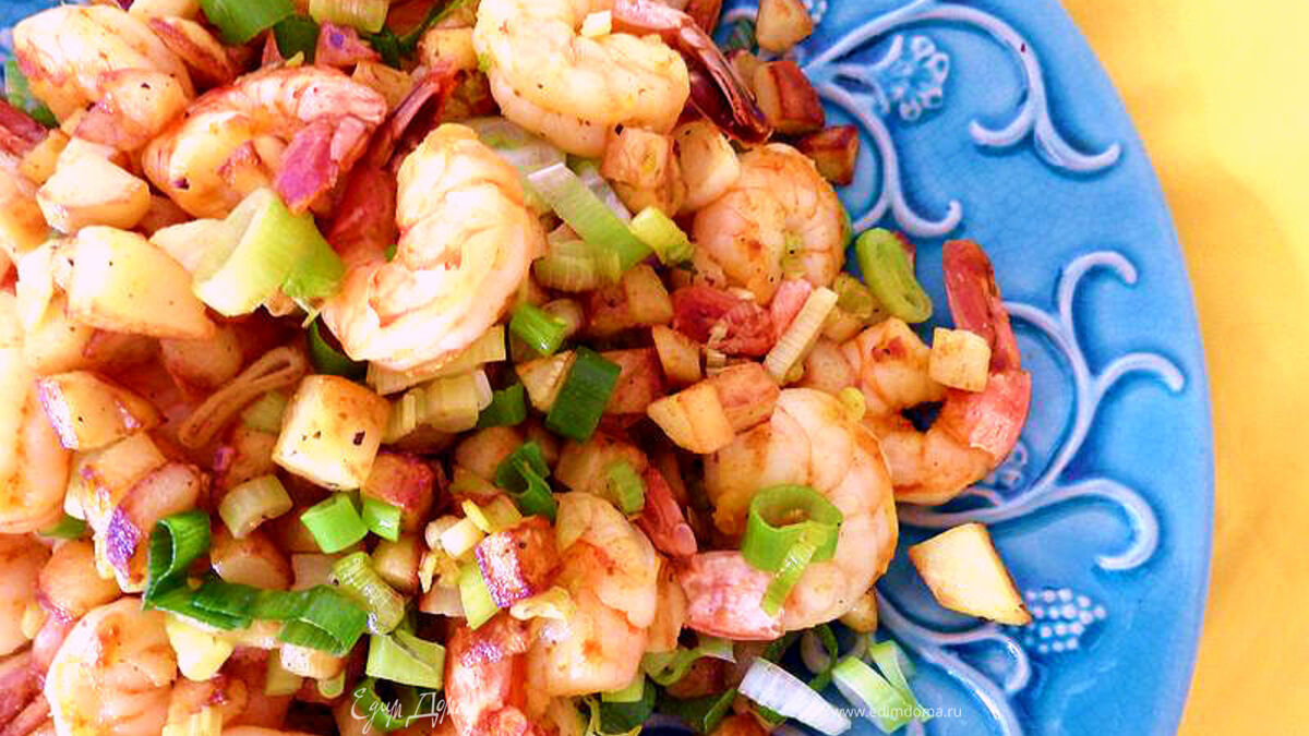 Креветки c зеленым луком и хрустящим картофелем