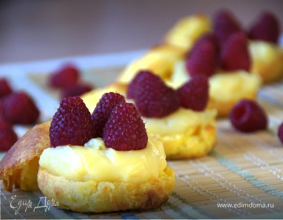 Профитроли с заварным кремом и малиной Профитроли с заварным кремом и малиной