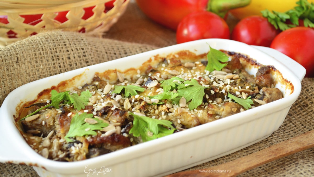 Мясная запеканка с баклажанами в йогуртово-тахинном соусе