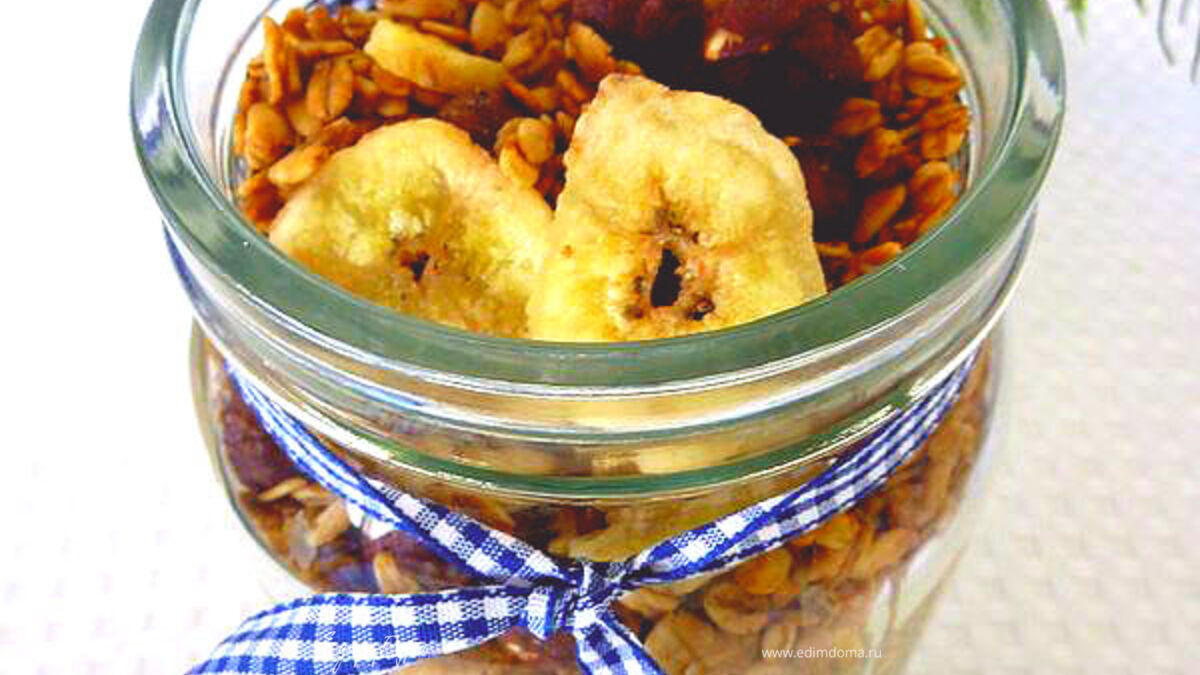 Гранола с кофе, лесными орехами и банановыми чипсами