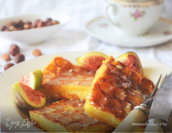 Бельгийские ореховые вафли с соусом из белого шоколада и инжиром