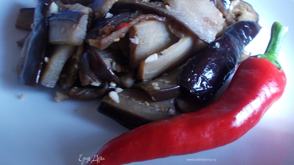 Острая закуска из баклажанов с чесноком и острым перцем