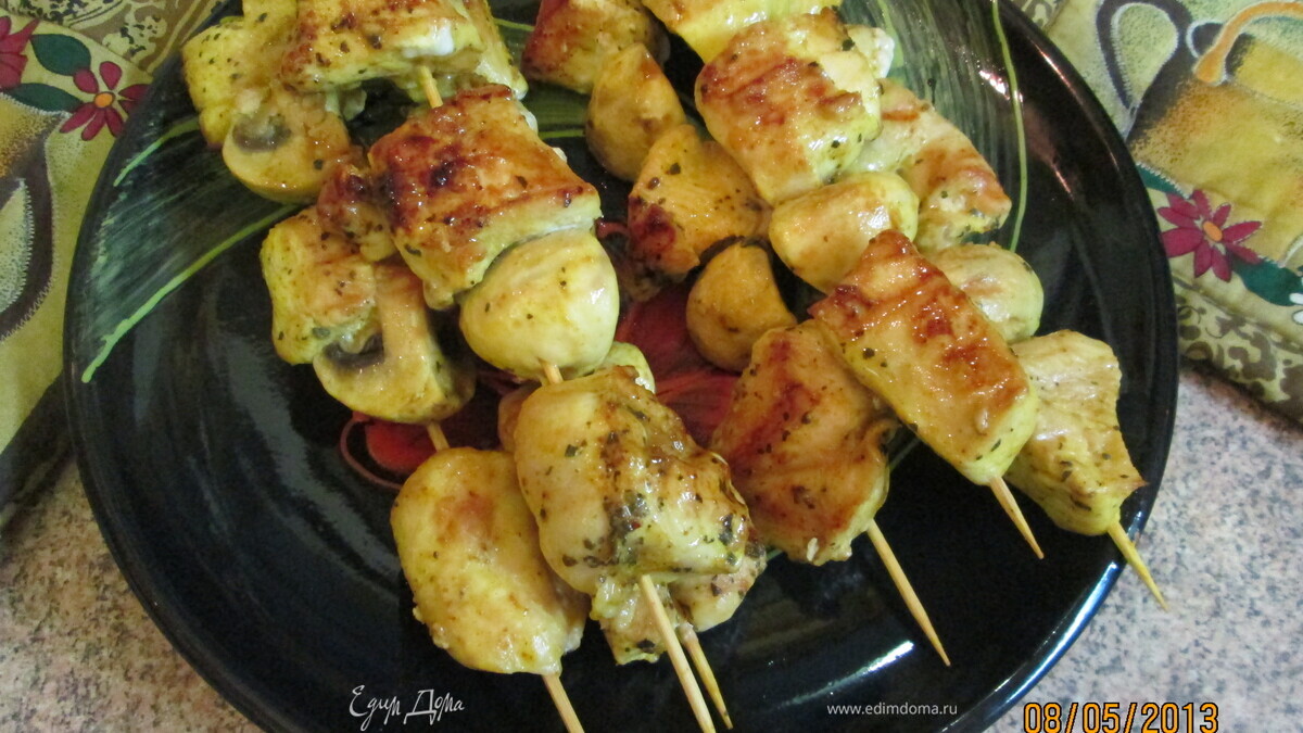 Куриные шашлычки с шампиньонами на шпажках