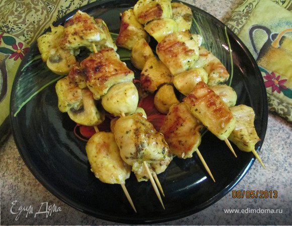 Куриные шашлычки с шампиньонами на шпажках