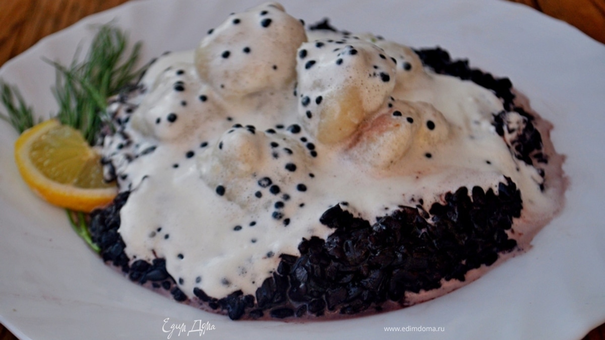 Рыбные клецки с черным рисом и сливочно-икорным соусом