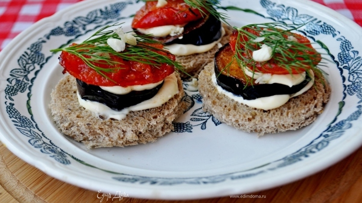 Канапе с баклажанами, помидорами и творожным сыром