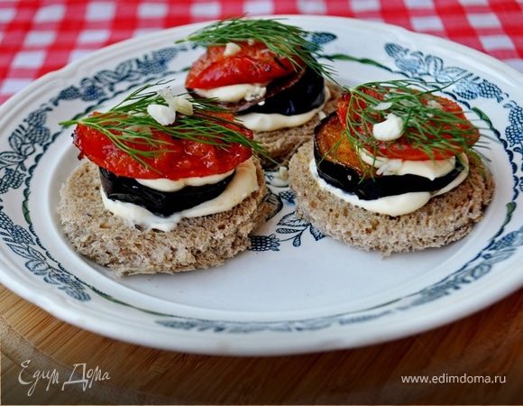 Канапе с баклажанами, помидорами и творожным сыром Канапе с баклажанами, помидорами и творожным сыром