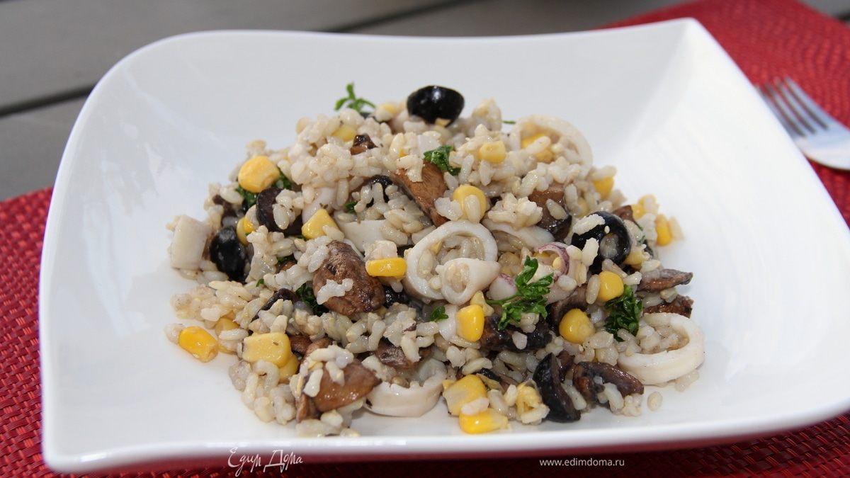 Салат с кальмарами и грибами