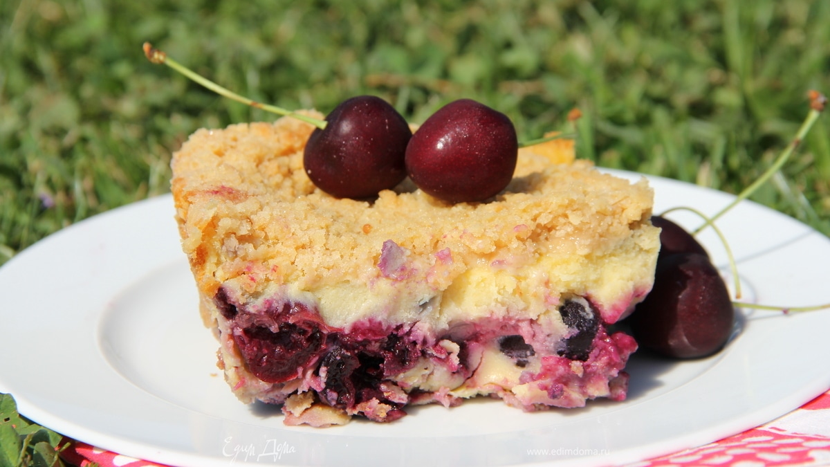 Клафути с фруктами и корочкой из коричневого сахара