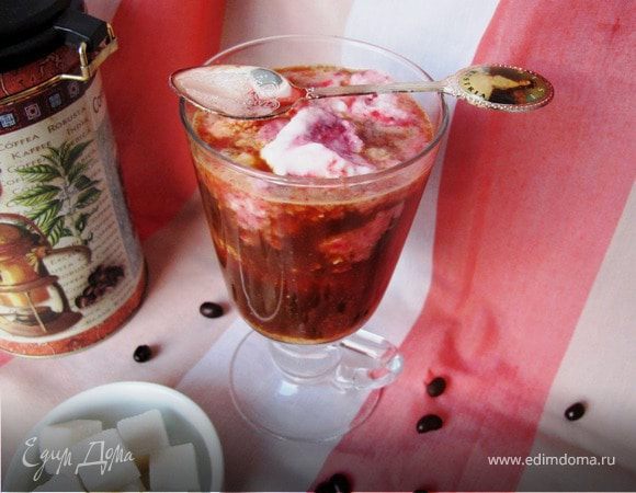 Кофе глясе с клубничным сорбе