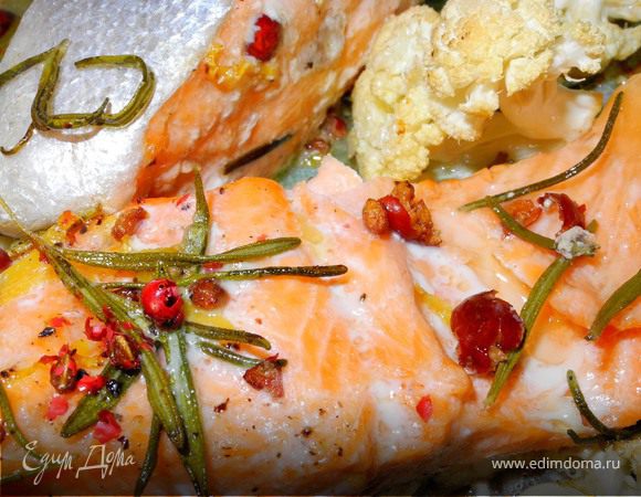 Форель, запеченная с розмарином, цедрой и можжевельником