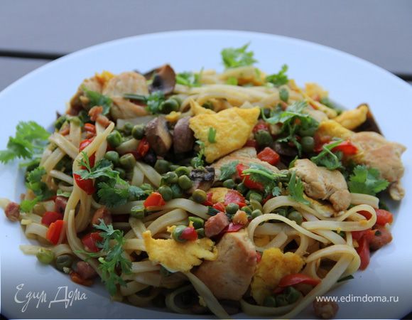 Лапша с курицей и овощами по-сингапурски Лапша с курицей и овощами по-сингапурски