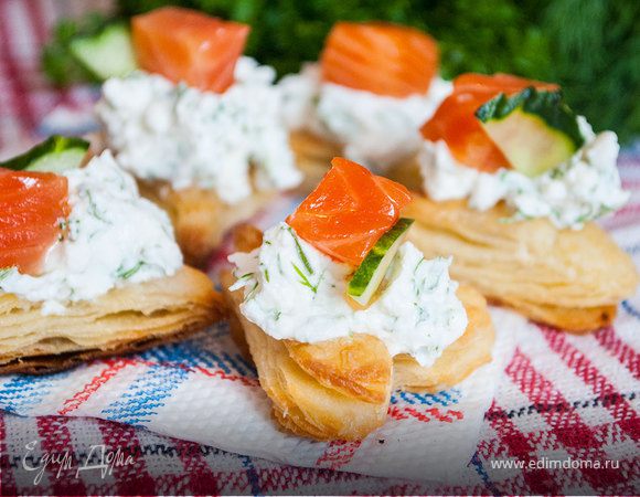 Слоеные сердечки с сырным кремом и форелью