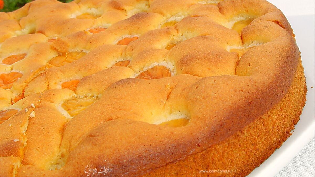 Бисквитный пирог с медом и абрикосами