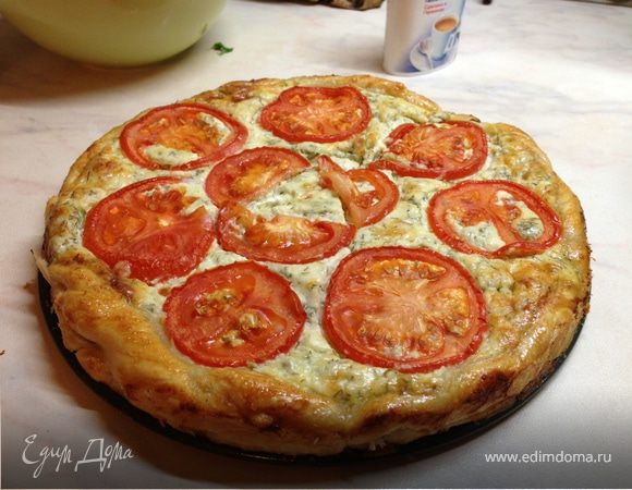 Слоеный сырно-творожный пирог с помидорами