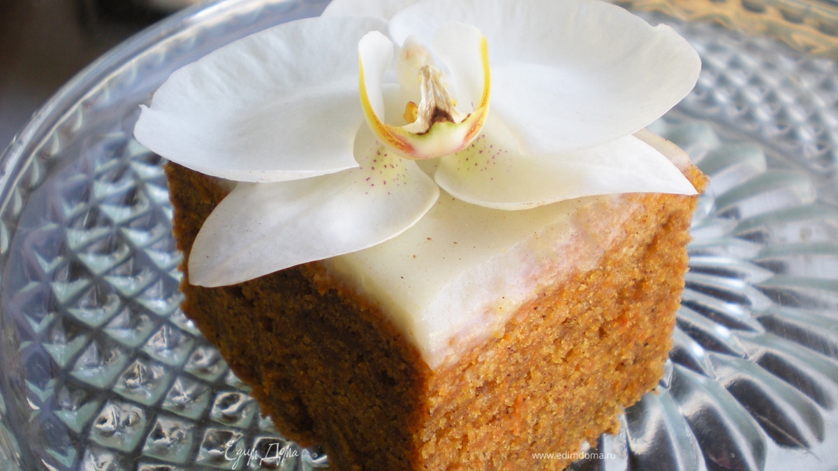 Морковный пирог с корицей и ванильным кремом