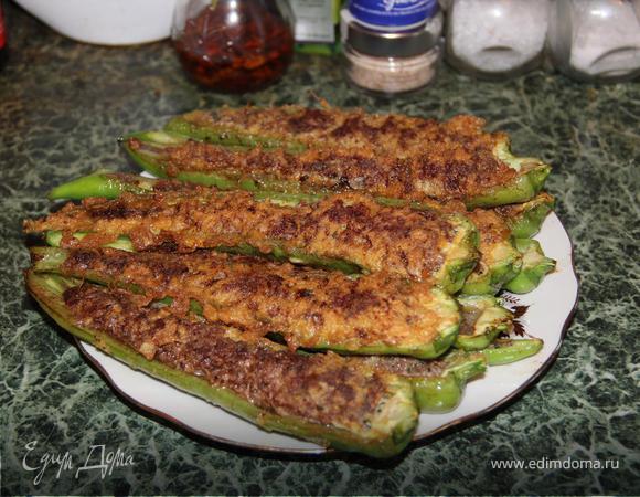Острый перец, фаршированный мясом, в кляре