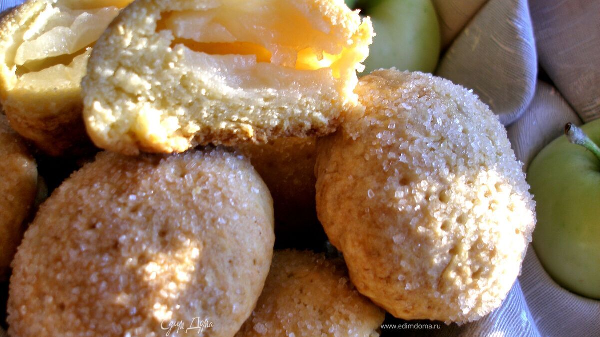 Песочное печенье с половинками яблок