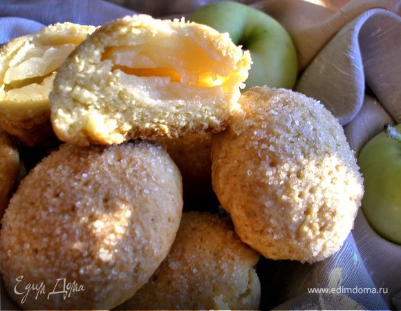 Песочное печенье с половинками яблок