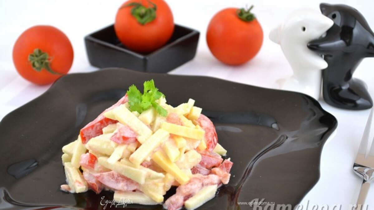 Салат из помидора, сыра и яблока