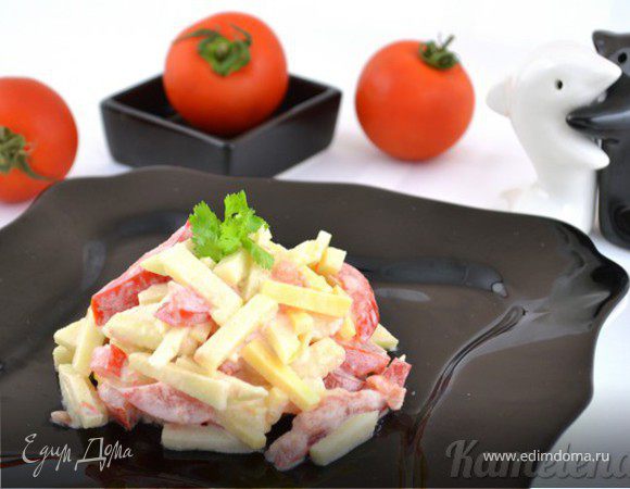 Салат из помидора, сыра и яблока