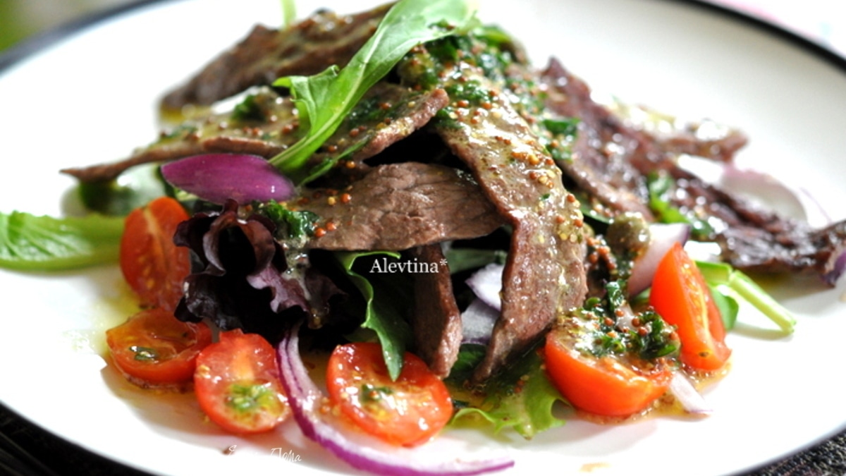 Салат с говядиной и соусом из каперсов