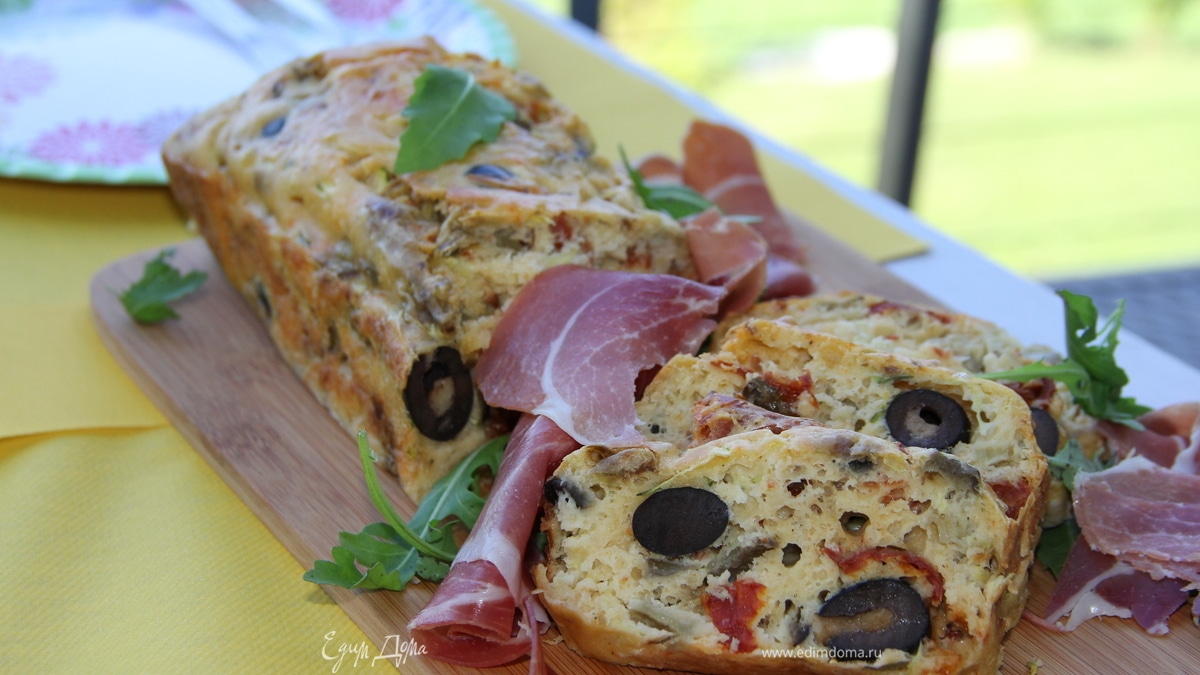 Закусочный кекс с летними овощами, вялеными томатами и белым вином