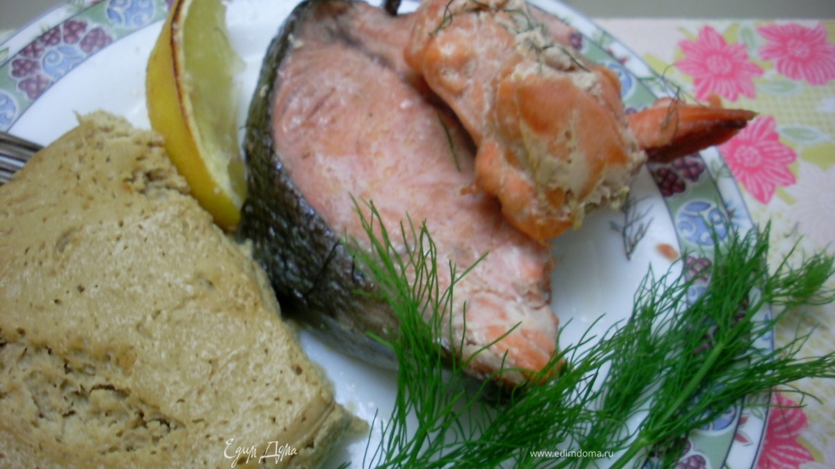 Чавыча, запеченная с зеленью фенхеля